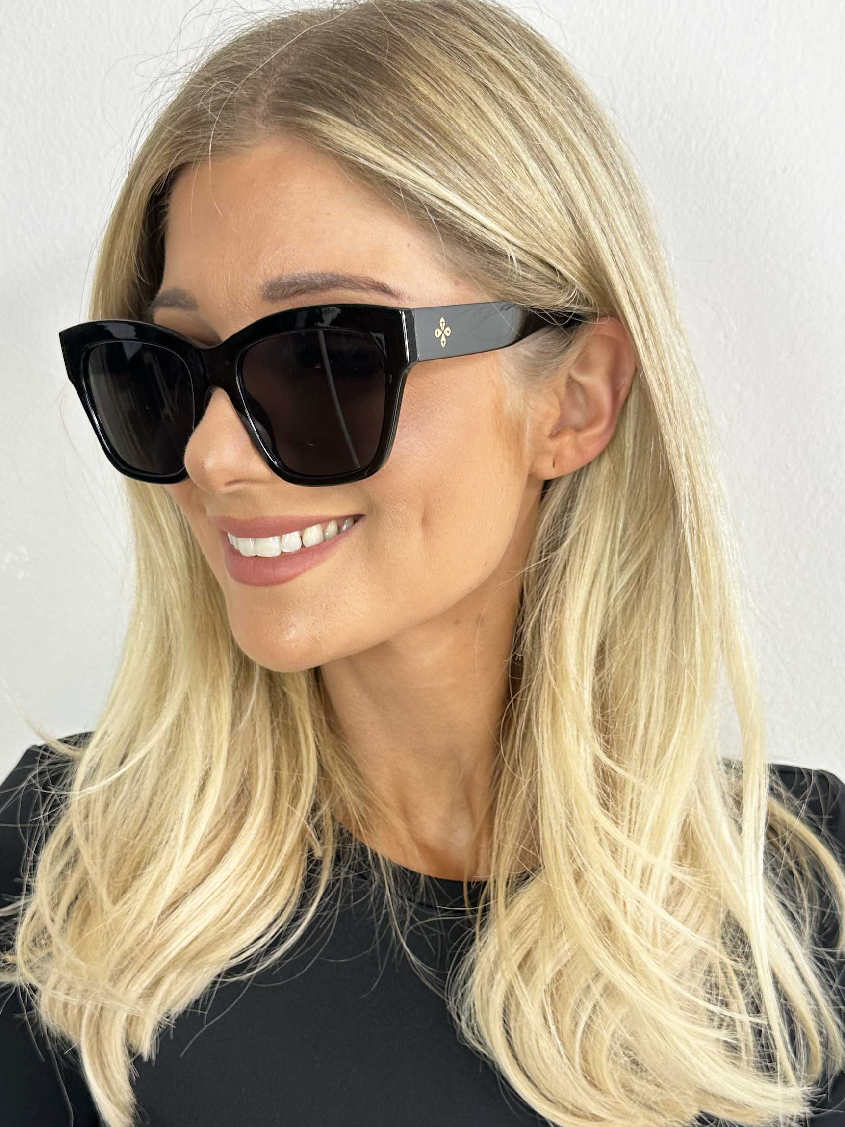 Jasmina - Fine 'cat eye' solbriller med motiv på stellet